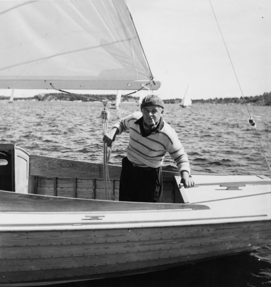 Evert Taube under Sandhamnsregattan 1942 i sin folkbåt F-S74 CARMENCITA AV SJÖSALA.