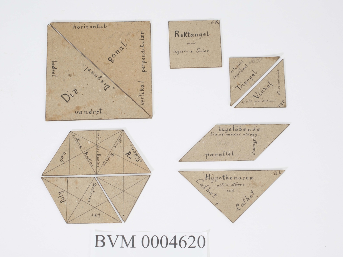 Diverse geometriske figurer i papp. På figurene er skrevet en del geometriske begreper som grunnlinje, trapes, rombe, parallell osv.