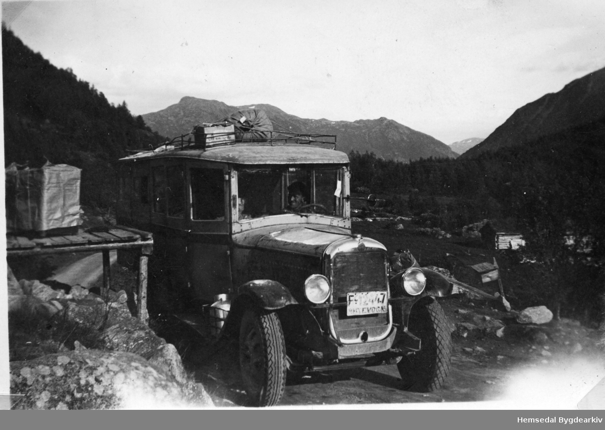 Buss- og Godsruta, ein GMC årsmodell 1930, i Hemsedal. Eigar var Tuv Samvirkelag.