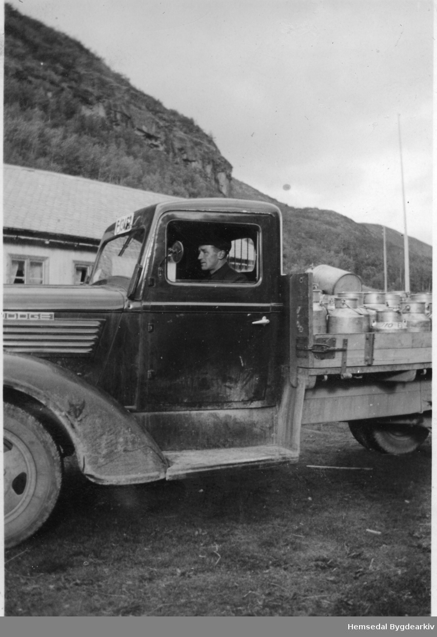 Mjølkeruta, Dodge årsmodell 1937-38,  ved Wøllo i Hemsedal. Trond Wøllo ved rattet.