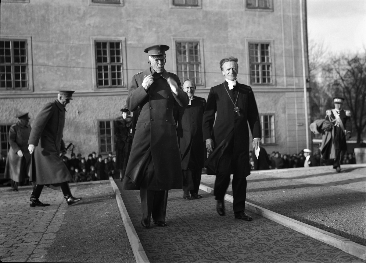 Kung Gustav V och ärkebiskop Erling Eidem på väg in till högtidsgudsjtänst i Uppsala domkyrka