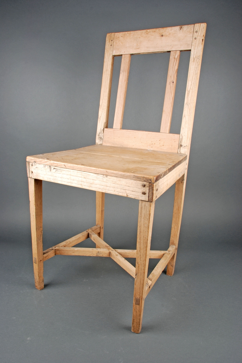 Stolen er snekra og satt samen med treplugger. Sete er flatt. Ryggen er svakt skrå med rette linjer. Ryggsete har opprinneleg hatt tre ryggbrett, men det midterste og manglar.