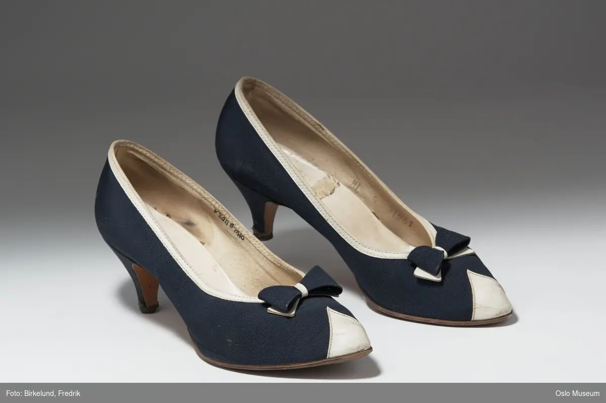 blå og hvite damesko i tekstil med sløyfe foran, str 5 (UK), spisse med tynne pumps hæler med metall beslag