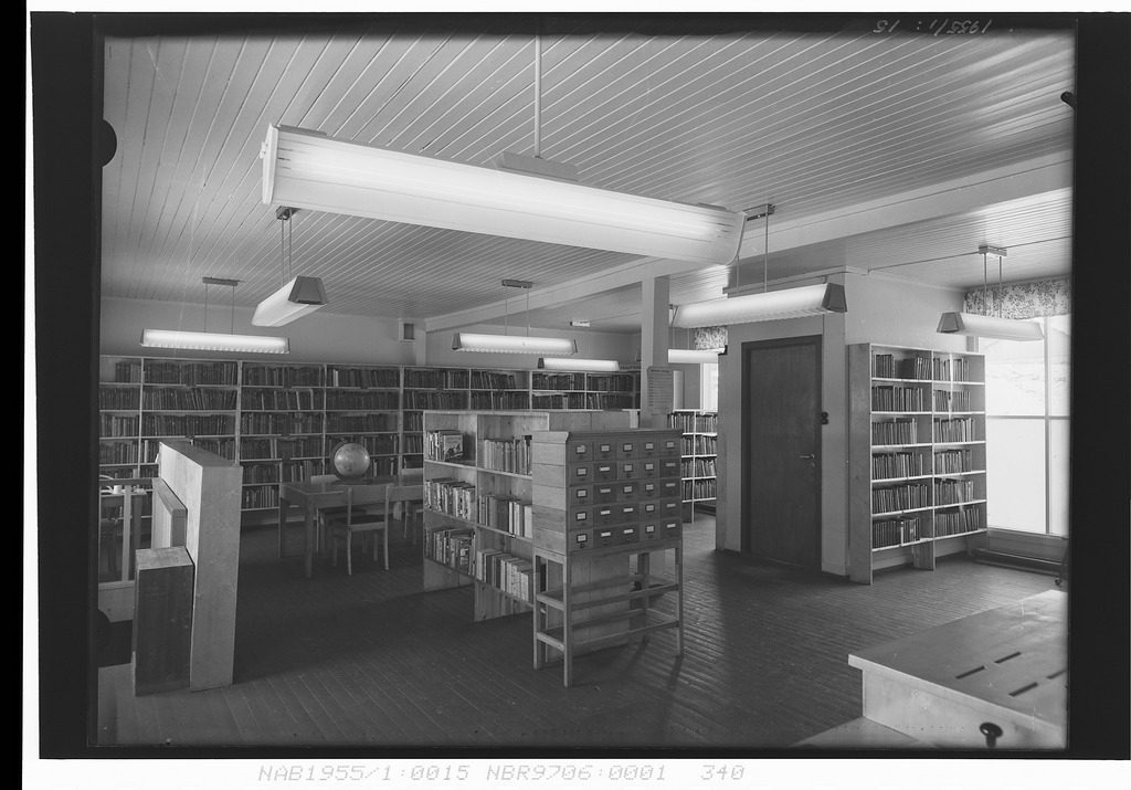 Bibliotek. Bøker. Interiør med katalogen. Narvik biblioteks lokaler i forretningsbrakke i Kongens gate