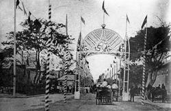 En gate med hestetransport