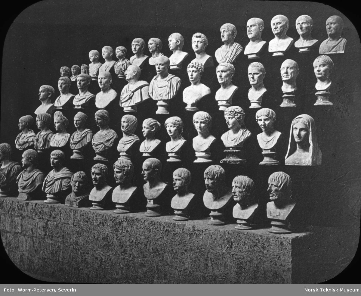 Dias: Italia: Gruppe av buster i musæet. Neapel