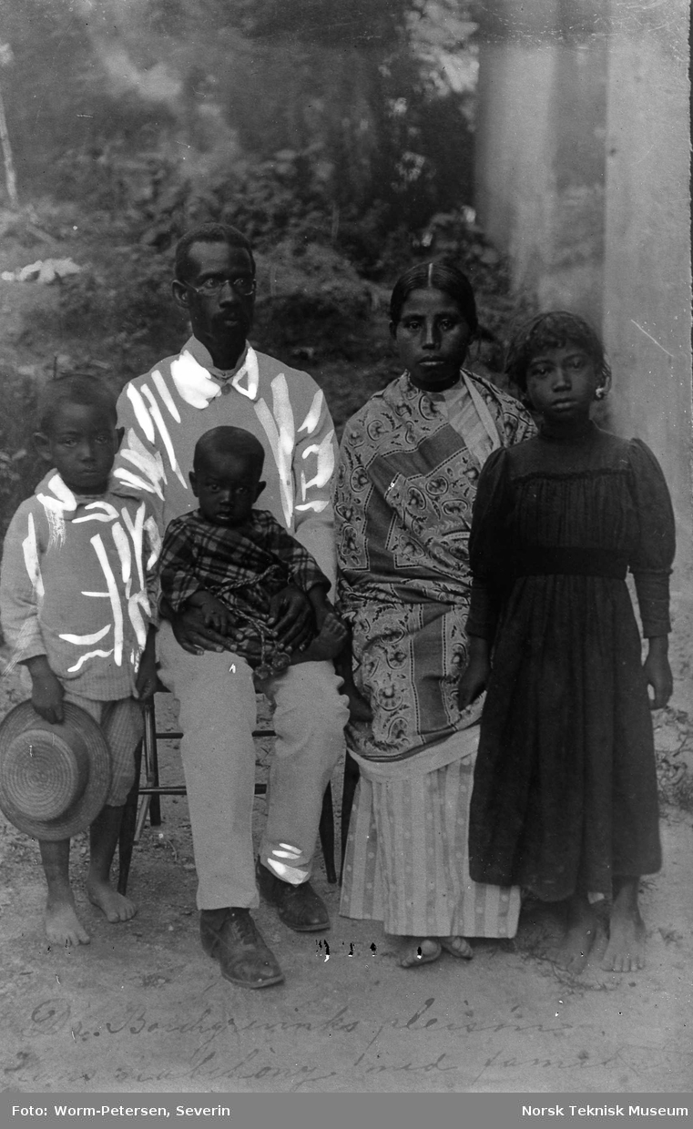Hans Rabehony med familie. Madagaskar.