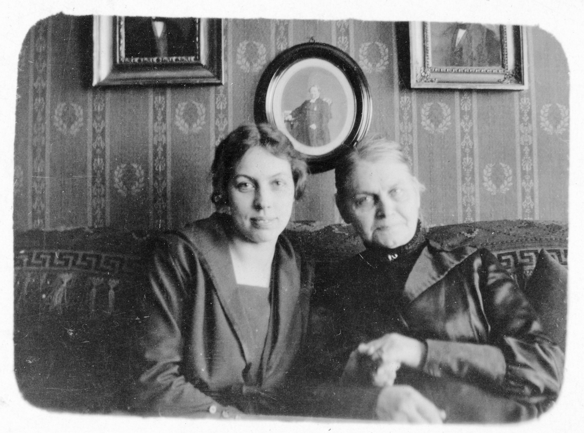 Fotografi av Ann-Marie Lindberg och hennes farmor Augusta.