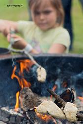 Steking av pinnebrød over åpen varme.  Pinnebrød steikes av 