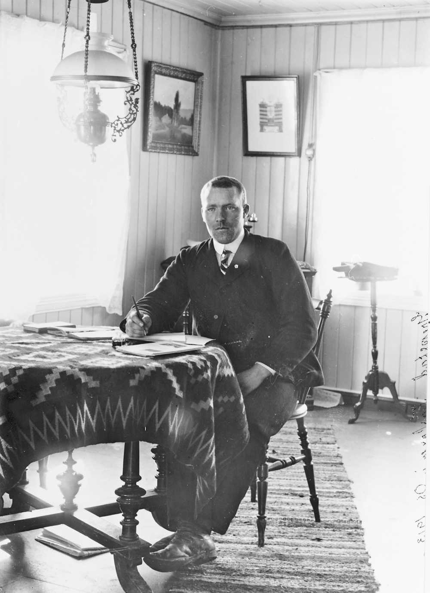 Portrett av mann ved skrivebord