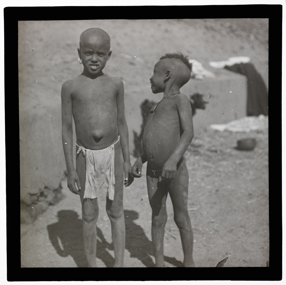 "Abysinerbørn" (Bildetekst fra album) To små gutter med lendeklede, en har navlebrokk.