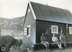 Den nordre koloni på Kap Humboldt på Grønland. Tre menn sitt