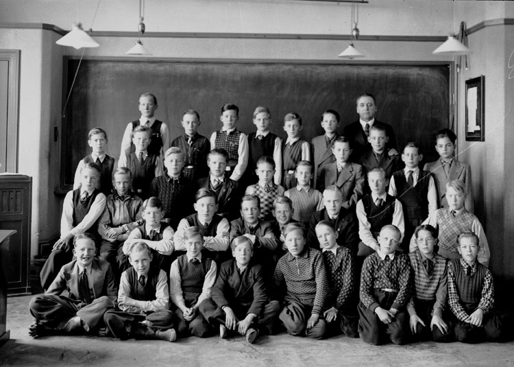 Engelbrektsskolan, klassrumsinteriör, 34 pojkar med lärare C. F. Strömberg.
Klass 6, sal 20.