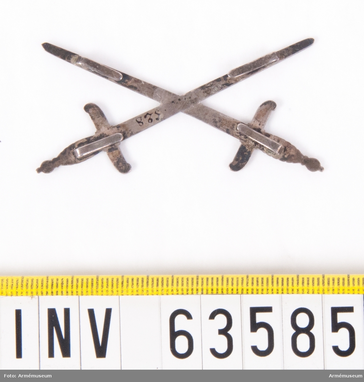 Grupp M II.
Två korslagda svärd av silver, med fästena uppåt.
Riddare av Stora korset andra klassen.