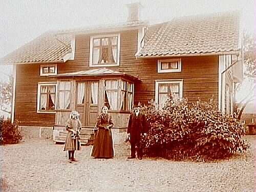 En och en halvplans bostadshus, familj 3 personer.
A.T. Andersson