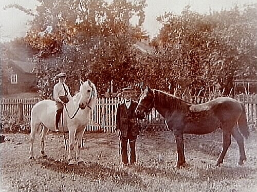 En pojke till häst och en man med häst.
Emil Askling