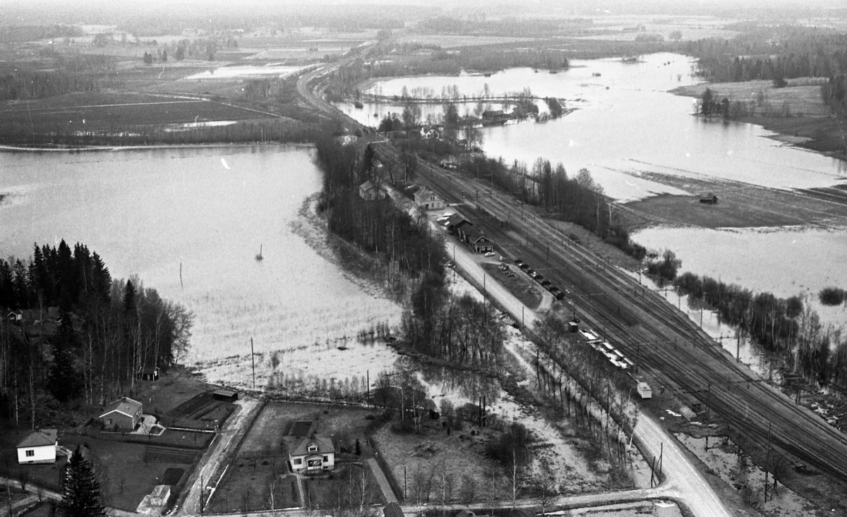 Ervalla översvämning 30 mars 1968

Bebyggelse ligger nära järnvägsspår och väg, och på åkrarna är det översvämning.