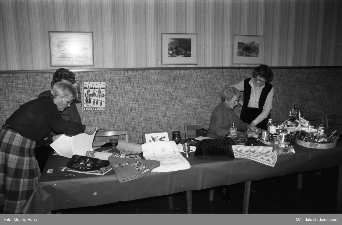 Röda Korsets julbasar i gamla kommunalhuset i Kållered, år 1983.

För mer information om bilden se under tilläggsinformation.