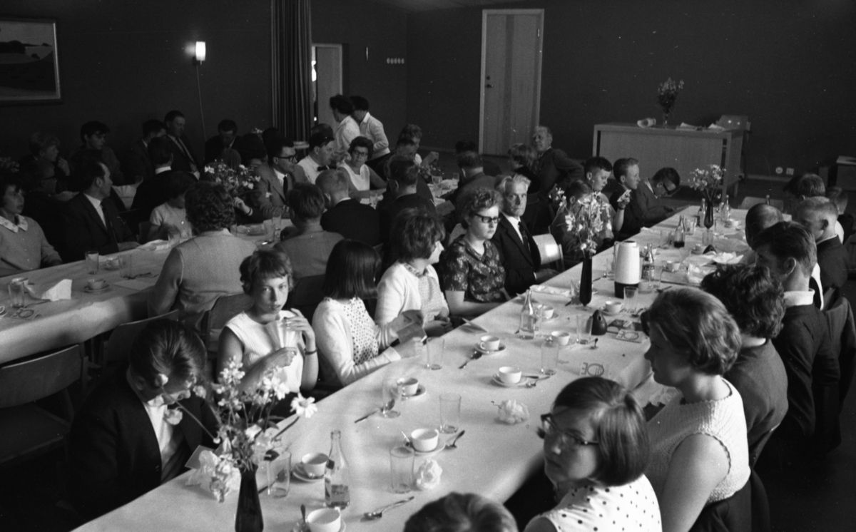 70 talets måltid, sommar fam. 16 juni 1965Sällskap intar måltid vid dukat bord.