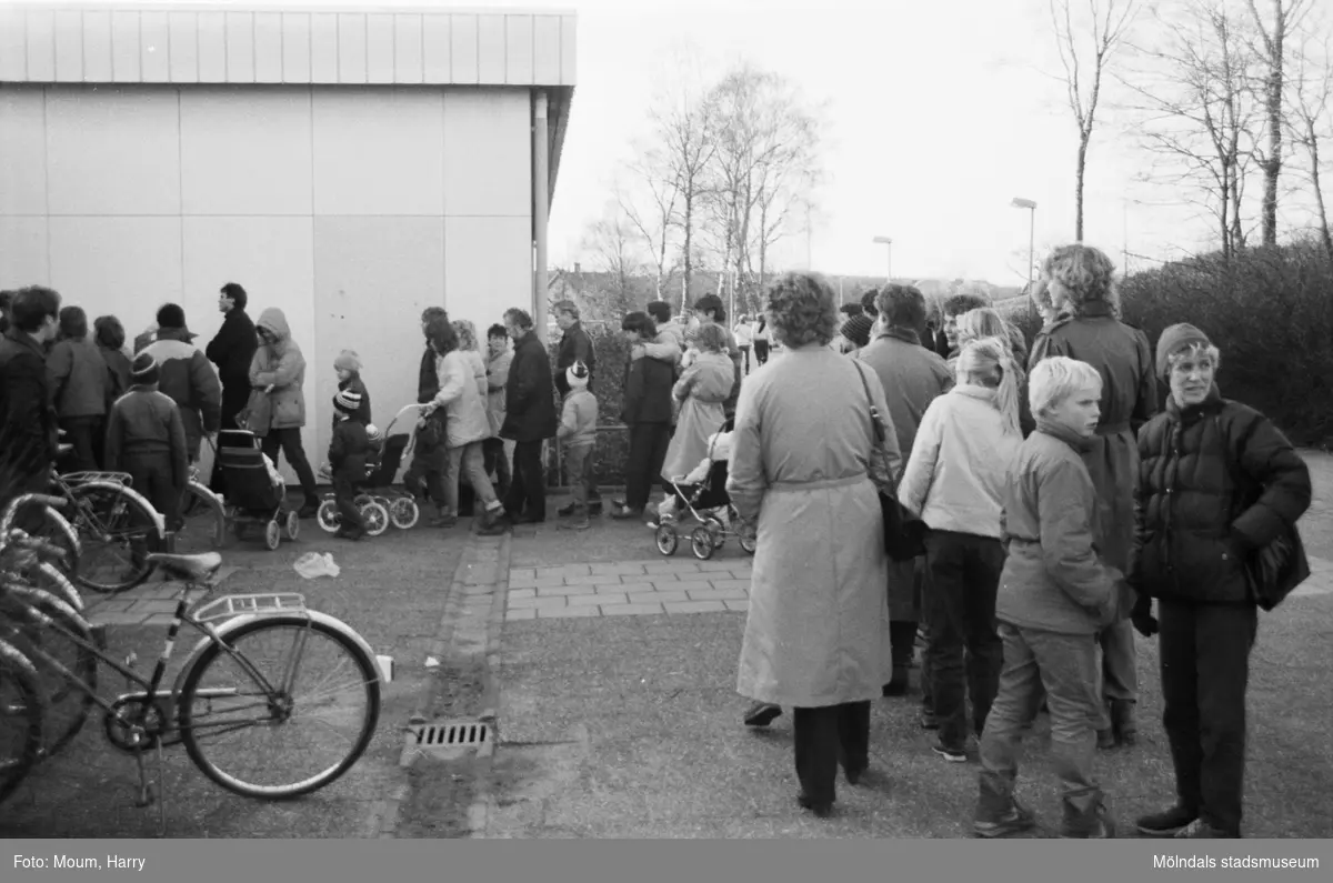 Friluftsfrämjandet anordnar bytesmarknad i Almåsskolan i Lindome, år 1983. Kö utanför skolan.

För mer information om bilden se under tilläggsinformation.