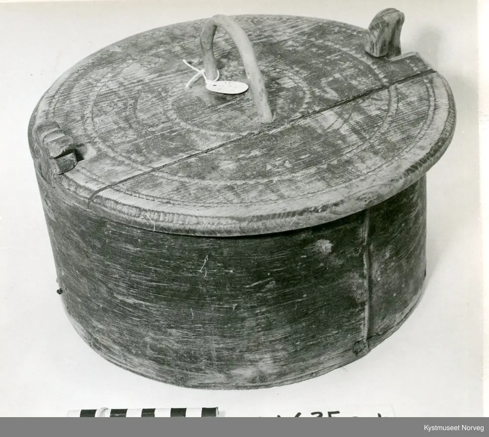 3 sirkler med tagger, 4 utskåret kryss.