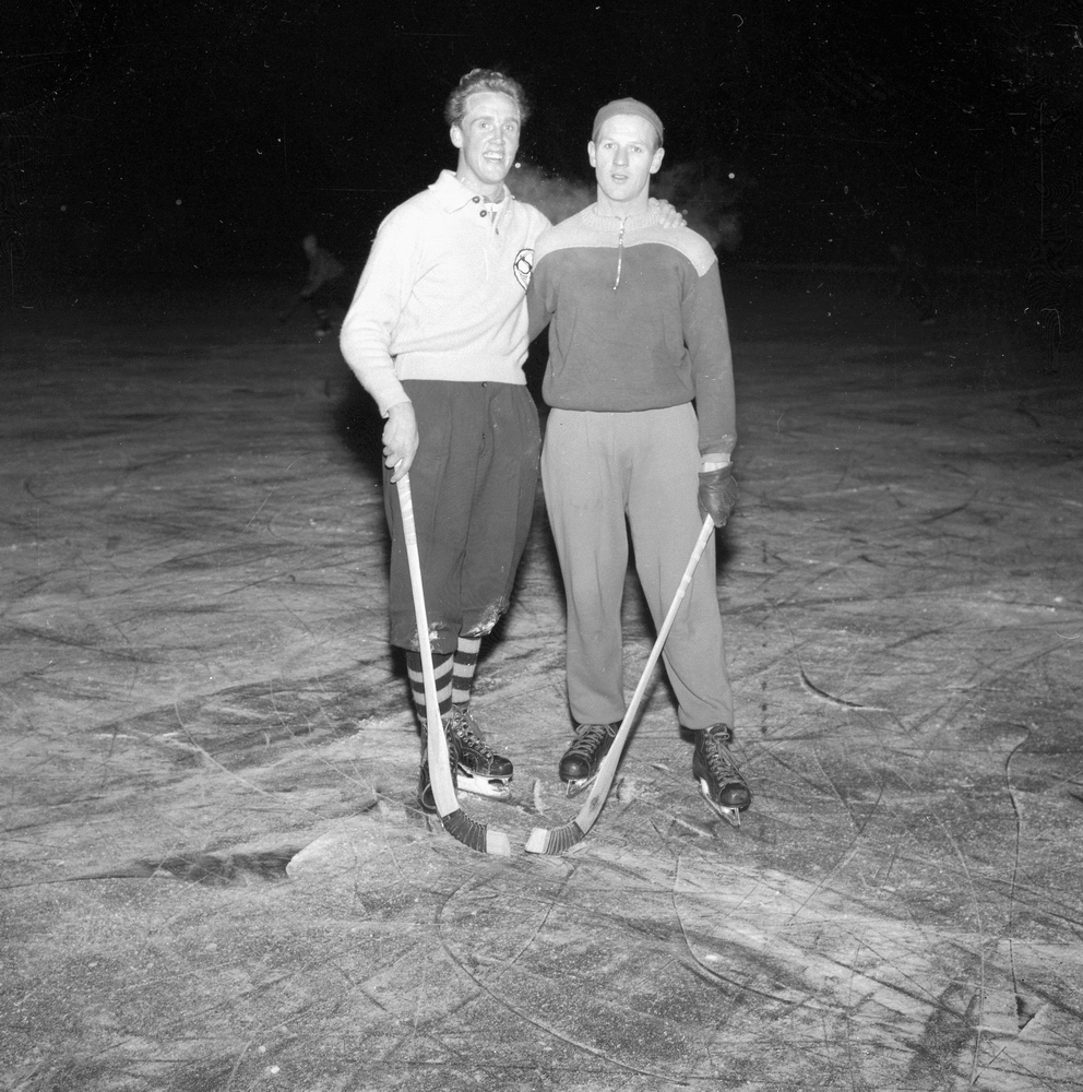 ÖSK:s nyförvärv i bandy.
Gösta "Stockis" Kihlgård och  Karl-Erik Södergren.

december 1955.