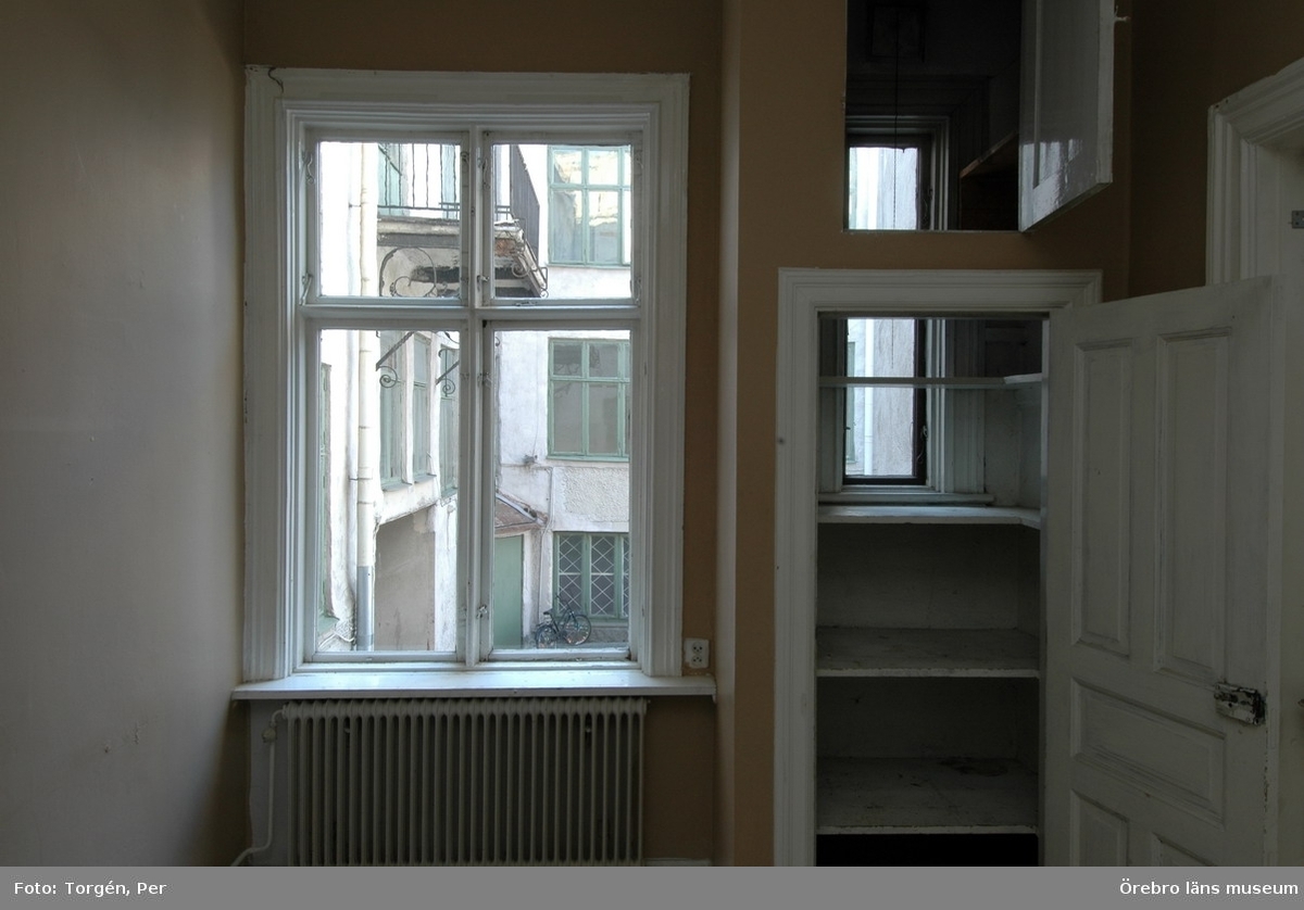 Dokumentation av fastigheterna Längan 9 och 23.
Interiör av kök och skafferi i lägenhet en trappa upp, Fabriksgatan 14, del C.
Dnr: 2006.250.366