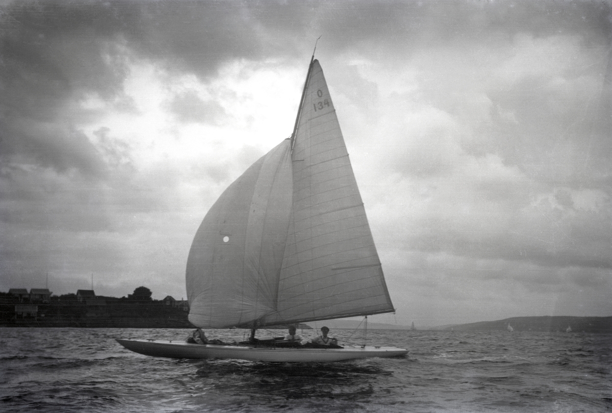 Seilbåter i regatta. 'Teddy II' (b.1921, Anker & Jensen). 22 kvm krysser.