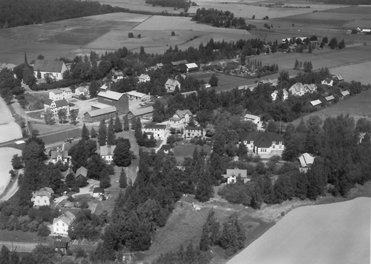 Flygfoto över Sköllersta, kyrkan och bostadshus. Bilden tagen för ...