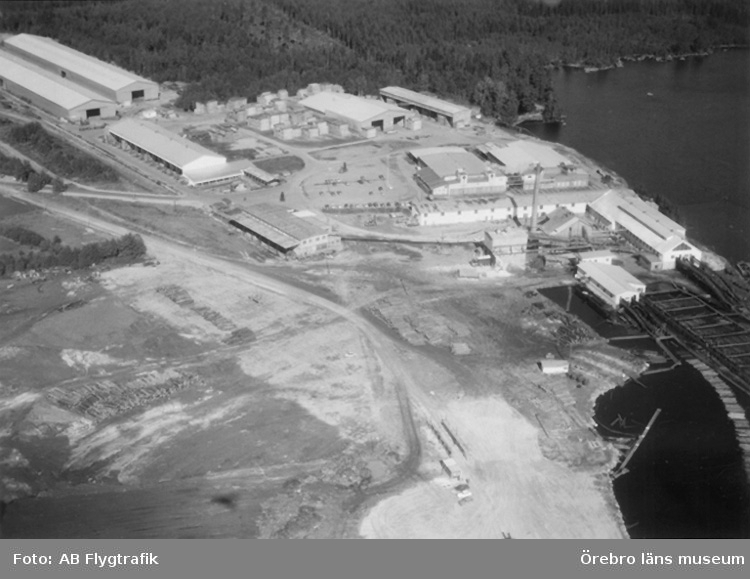 Flygfoto över Laxå sågverk, fabriksbyggnader.