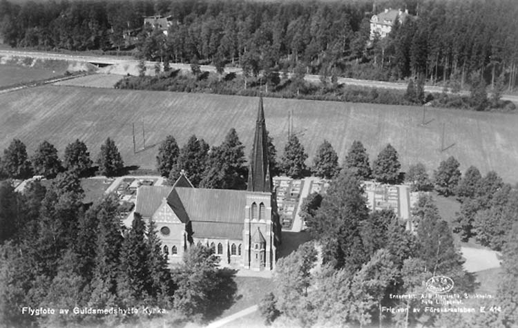 Flygfoto över Guldsmedshytte kyrka.
Bilden tagen för vykort.