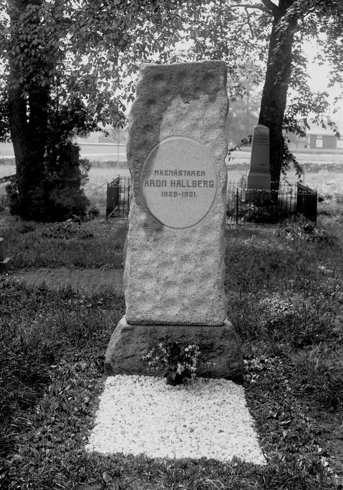 Gravten.
Masmästaren Aron Hallbergs grav på Svennevads kyrkogård. Född1829-09-29 i Västra Vingåker, död 1921. (Erik Hallbergs farfars far).