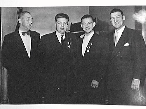 Fyra bandycharmörer,1930 talets. S.Lindberg, P.Franzen i mitten J.Gustavsson, Olle Sääv.