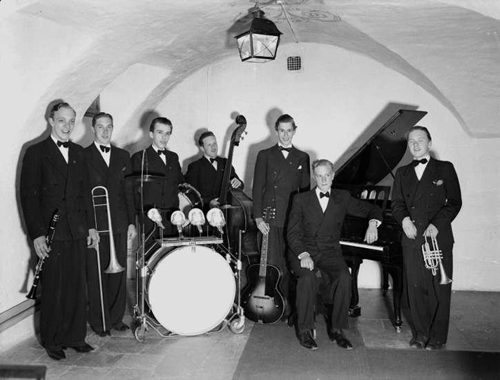 Lazy Resbergs orkester, sju män med musikinstrument.