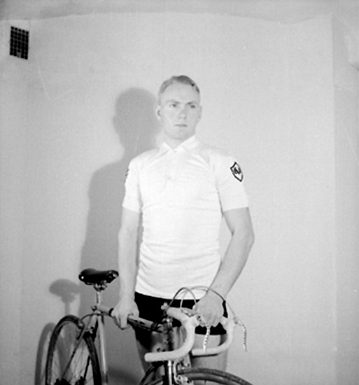 En man med cykel.
Rune Berglund
