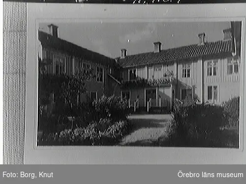 Blombergska gården.  Reprofoto av Knut Borg februari 1969 av vykort i Nord Museets arkiv, 1969-02.