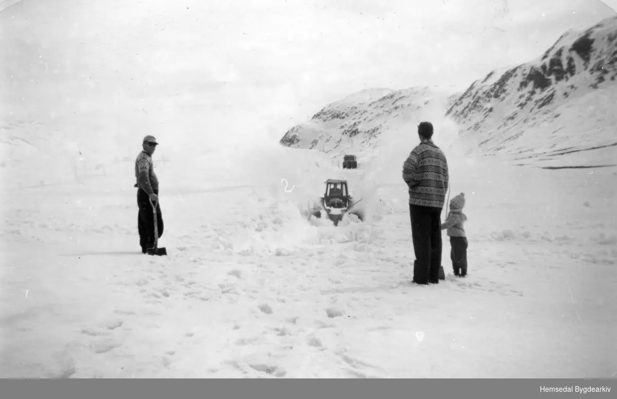 Snørydding på Hemsedalsfjellet, nordom Bjøberg, på stigninga opp mot Slettestølen, i 1959,