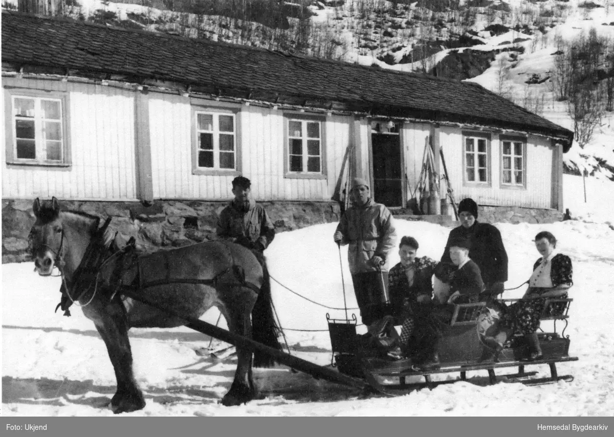 Søre Hulbak,ca.1944. Familien Ola E. Hulbak i kyrkjesluffa.
Frå venstre i sluffa: Erik, fødd 1931; Edward, fødd 1936, Ola, fødd 1888 og Inga, fødd 1900.
Bak sleden står Einar Walmås, banksjef i Bærum Sparebank. Mannen bak sluffa er ukjend. 
Hesten "Borka" vart 26 år gamal. Hesten gjekk åleine til Hydalen sumarstid