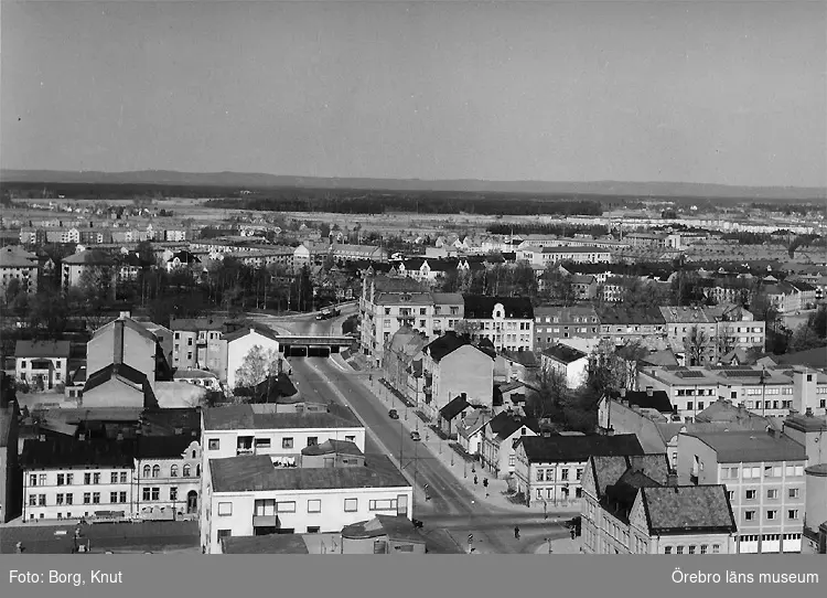 Stadsvy över Örebro, från Krämaren mot väster, med byggnader och bostadshus. Rudbecksgatan.
Husen närmast i bild, Rudbecksgatan 12-20 var klara 1958.