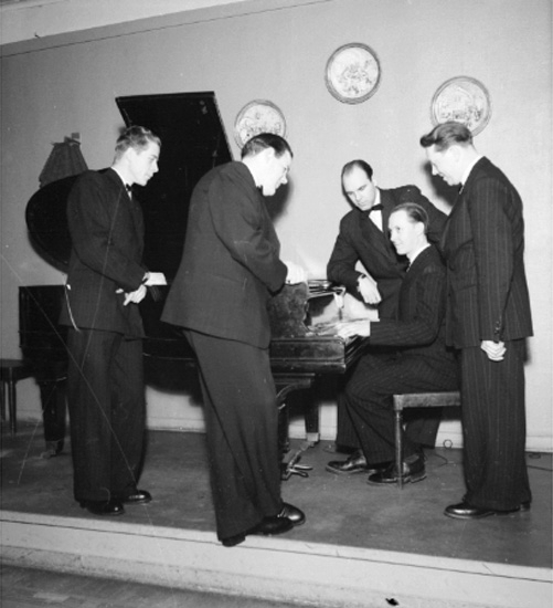 Stährings orkester, fem män vid pianot.