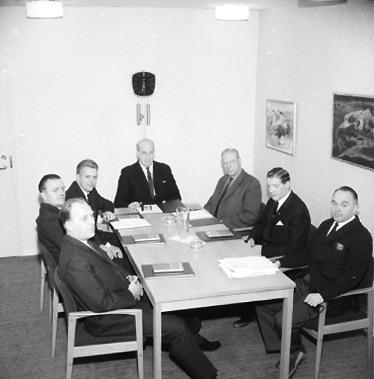 Rumsinteriör, grupp sju män vid bordet.
Metalls styrelse på Medborgarhuset.