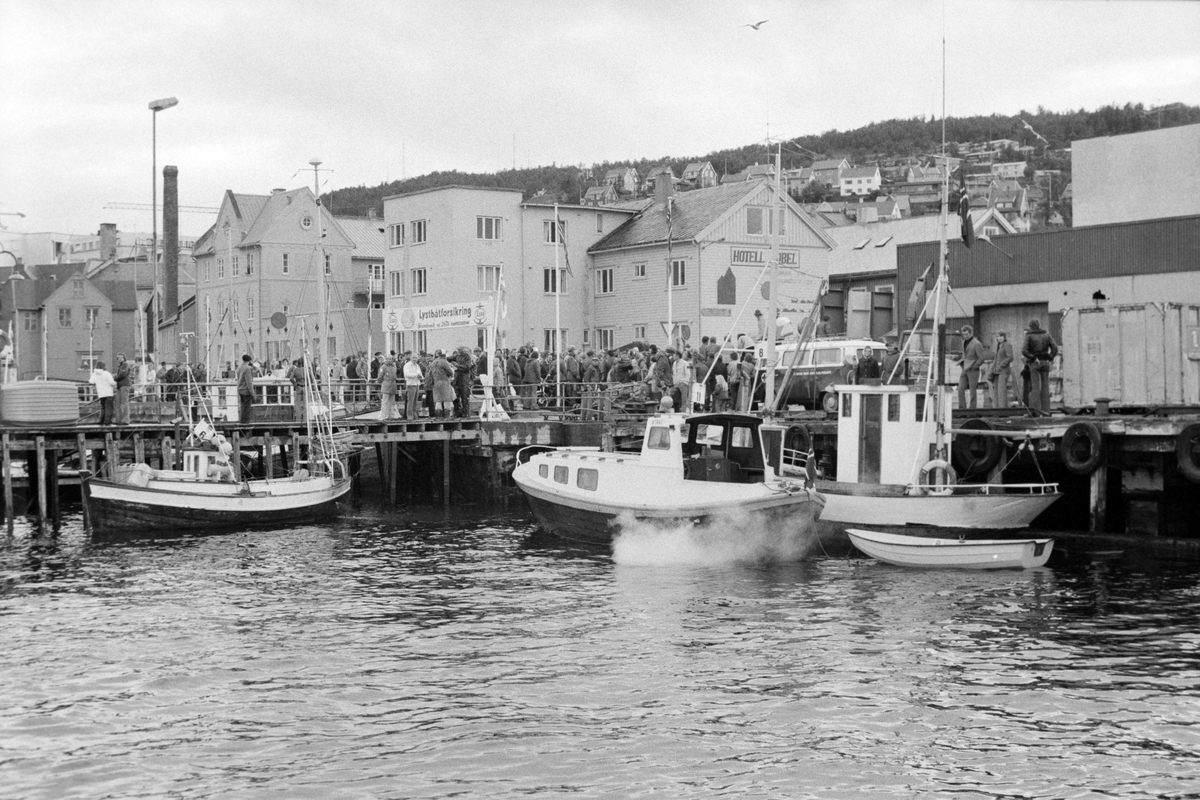 Båter og folk på Fiskefestival ved den gamle Honnørbrygga.