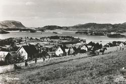 Prospektfotografi av Ulsteinvik med øyene utenfor. I forgrun