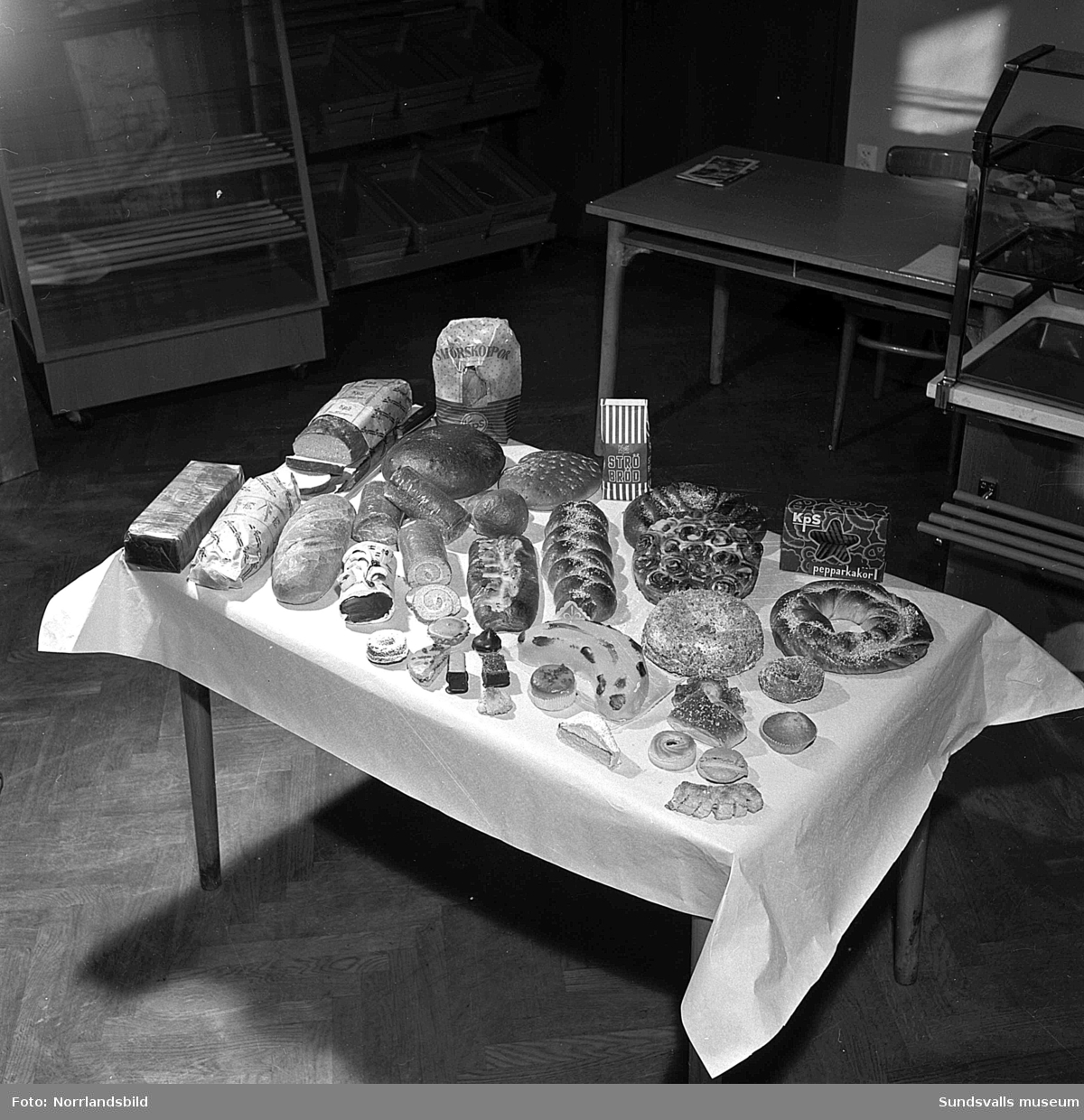 Ett bord uppdukat med olika bakverk från Kps bageri.