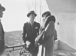 To menn og en kvinne er avbildet under en buegang på Tyresö 