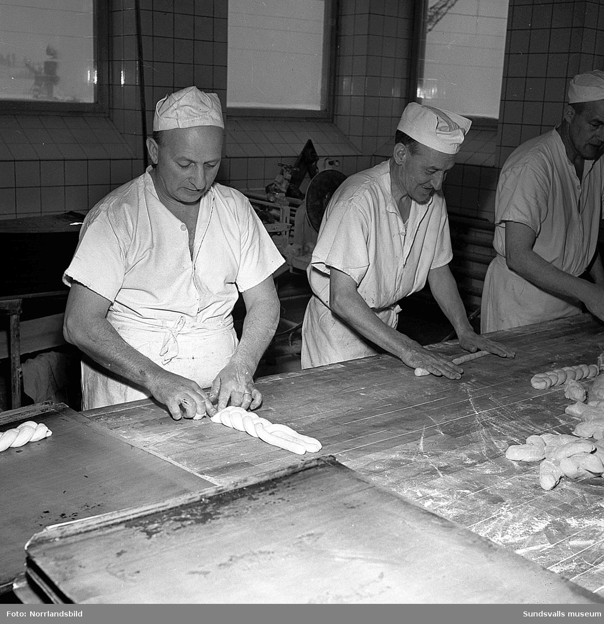 En stor serie bilder från verksamheten på Kps bageri och charkuterifabrik vid Landsvägsallén för ett reportage i "Vår Tidning".