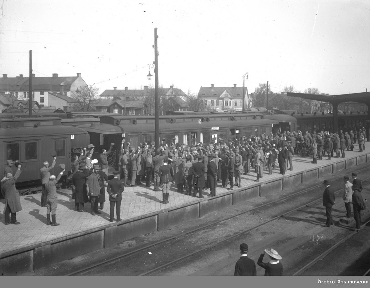 Invalidtåg vid Centralstationen i Örebro.
Bilden tagen troligen mellan 1915-1918.