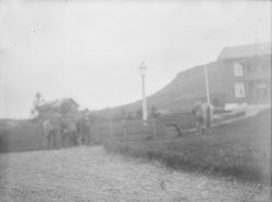 Bilde fra fjellet, sannsynligvis ved en fjellstue. I bakgrun