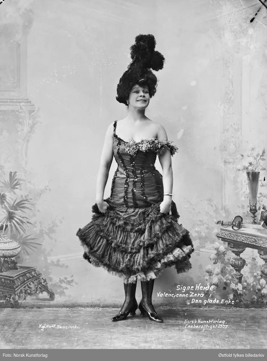 Rolleportrett av Sigrid Heide i rollen som Valencienne Zeta  i   "Den glade Enke" 1907. Skuespiller, og mor til Randi, Harald og Kari Heide Steen (Kari Diesen).