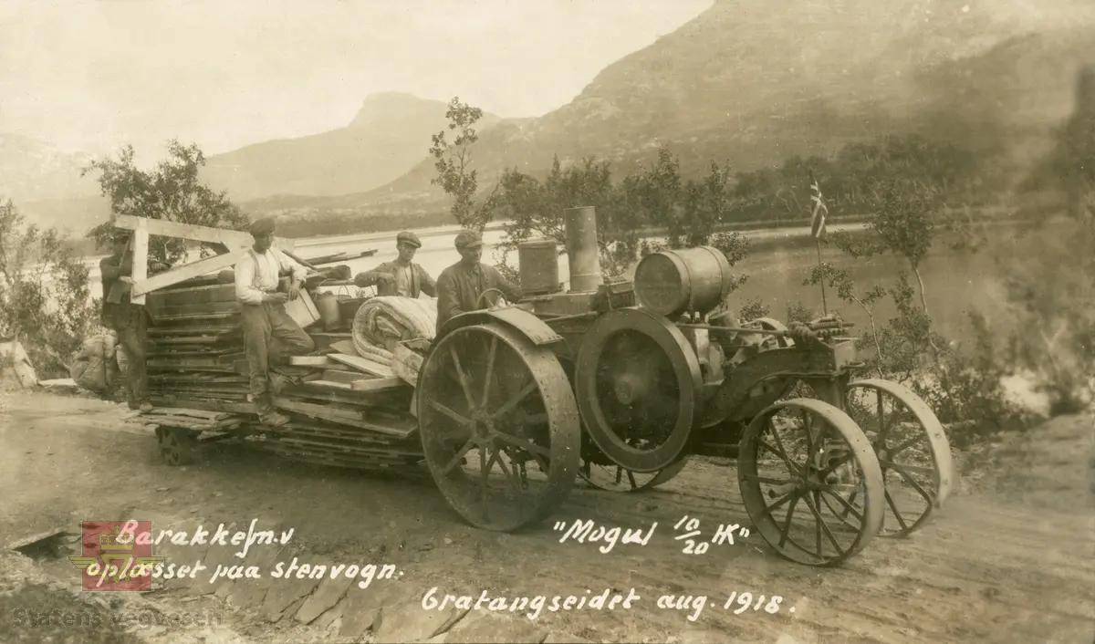 Album fra 1918-1934, "Snebrøyting." Traktor Mogul 10/20 HK med jernhjul og opplesset steinvogn. Gratangseidet august 1918.